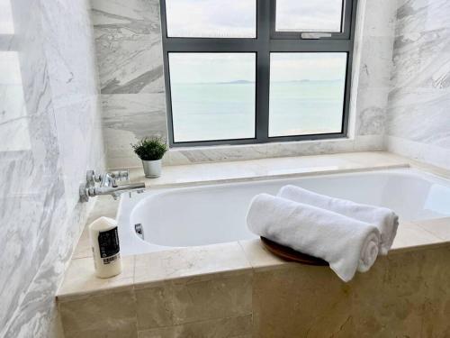 Ένα μπάνιο στο Melaka Silversc@pe New Unit Seaview-4pax/2room