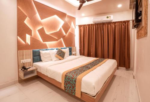 - une chambre avec un grand lit dans l'établissement Ananya Residency, à Port Blair