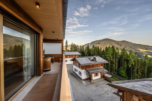ヴェルフェンヴェンクにあるDas Eulersberg Apartments & Chaletsの山の景色を望む家のバルコニー