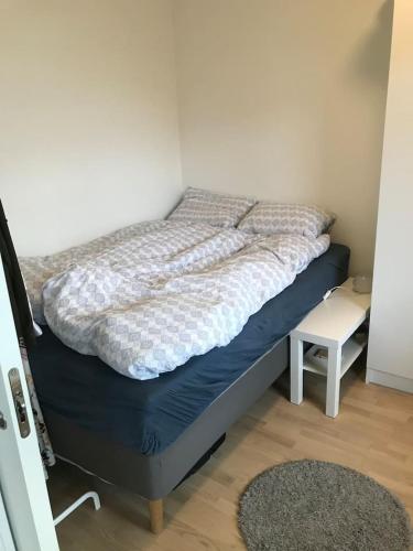 a bed in a small room with a bedskirtspectspectssenalsenalsenalsenal at 1-bed for 2 pers Central in Lillestrøm in Lillestrøm