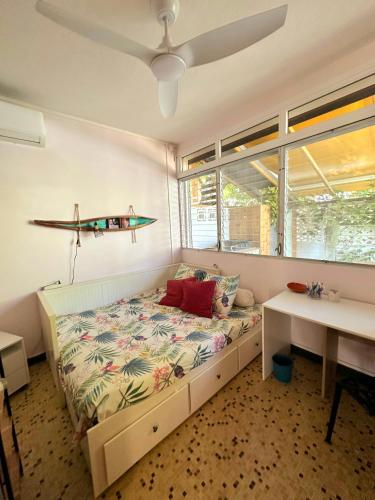 una camera da letto con un letto con una tavola da surf sul muro di Kaz'Azula a Saint-François