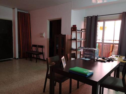 a living room with a table and chairs and a dining room at Appartement meublé au Héron in Djibouti