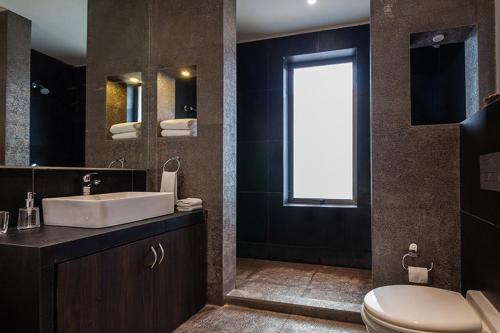 Um banheiro em StayVista's Shivom Villa 6 - A Serene Escape with Views of the Valley and Lake