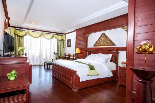 Un pat sau paturi într-o cameră la THE PRIVILEGE FLOOR by Borei Angkor