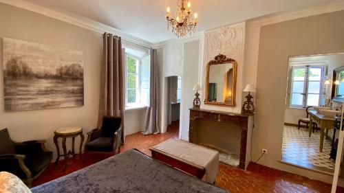 Ένα ή περισσότερα κρεβάτια σε δωμάτιο στο B&B Maison d'Hôtes - Château de Jouques