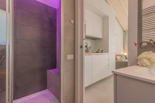 een badkamer met paarse trap in een keuken bij The Secret Garden in Varenna