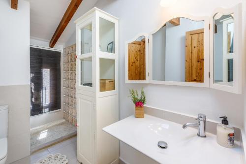 uma casa de banho com um lavatório e um espelho em Can Mateu em Campanet