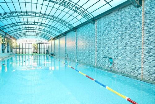 寧平的住宿－Bình An Nhiên hotel，一个带玻璃天花板的大型游泳池