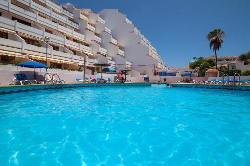 a large swimming pool in front of a building at MAapartmentsES Garden City in Playa Fañabe