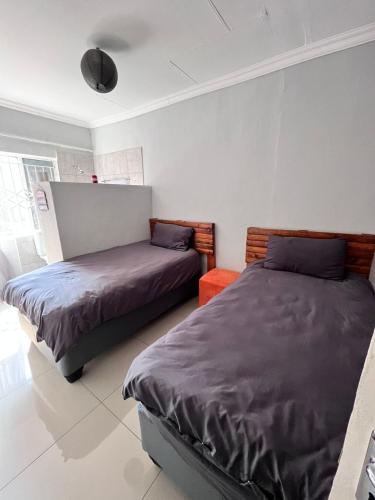 1 Schlafzimmer mit 2 Betten in der Unterkunft Sherotha Accommodation in Louis Trichardt