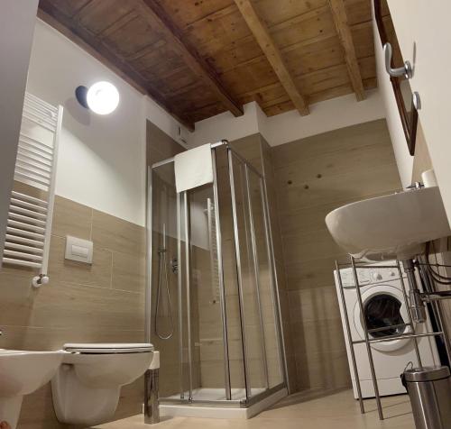 La salle de bains est pourvue d'une douche, de toilettes et d'un lavabo. dans l'établissement Borgovivo Il tuo Loft in centro città, à Bergame