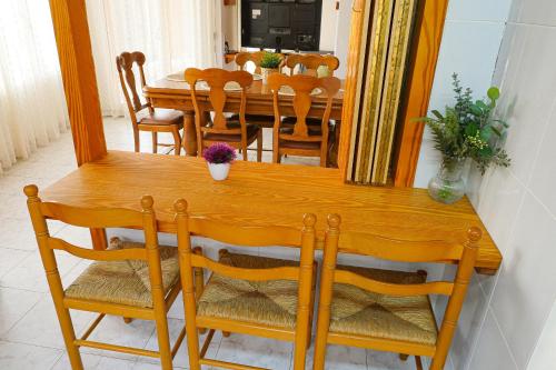 a dining room with a table and a mirror at Casa Nova, gaudeix del paisatge des de Vilamitjana in Vilamitjana