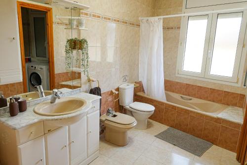 a bathroom with a sink and a toilet and a tub at Casa Nova, gaudeix del paisatge des de Vilamitjana in Vilamitjana