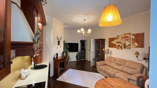 ein Wohnzimmer mit einem Sofa und einem Tisch in der Unterkunft Caesar Apartments in Narva