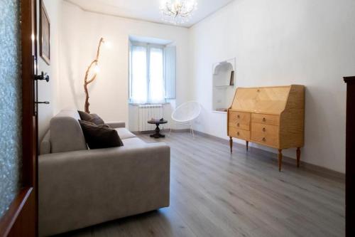a living room with a couch and a dresser at Casa vacanze S.Andrea in Viterbo