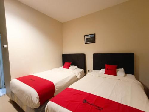 Кровать или кровати в номере RedDoorz At Rids Hotel Manado