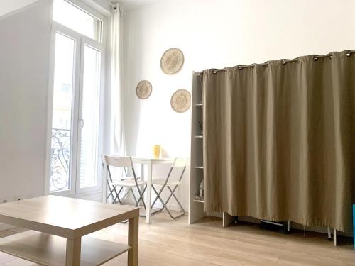 - un salon avec un rideau et une table dans l'établissement Sur Rbnb - Heros, à Marseille