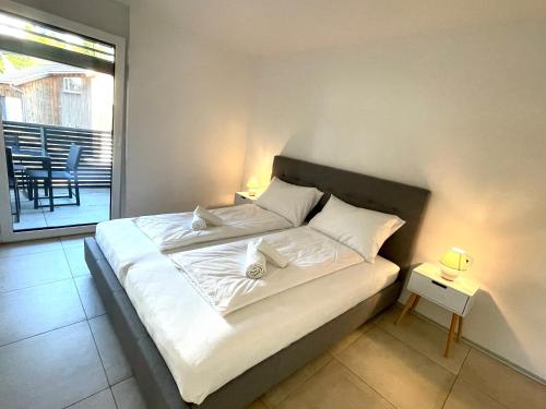 Postel nebo postele na pokoji v ubytování homy City Lodge in Feldkirch, Grenznähe und doch Zentral