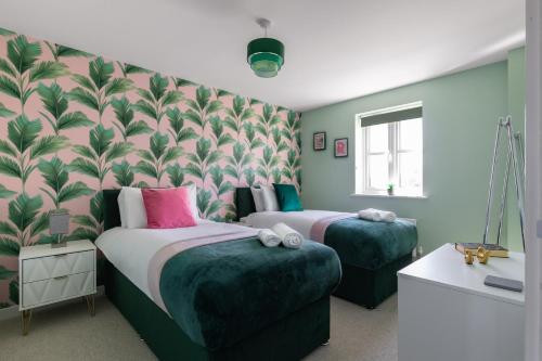 1 dormitorio con 2 camas y ventana en Stansted Airport - Executive Serviced Home With Parking en Bishops Stortford