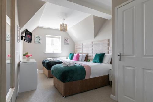 een slaapkamer met 2 bedden op een zolder bij Stansted Airport - Executive Serviced Home With Parking in Bishops Stortford