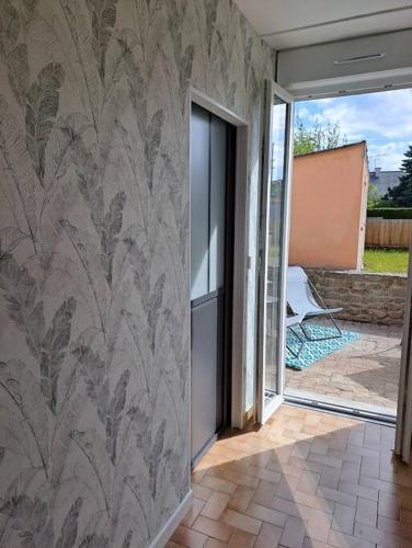 une porte ouverte d'une maison avec une fresque murale dans l'établissement Chez Béatrice, à Saint-Jouan-des-Guérets