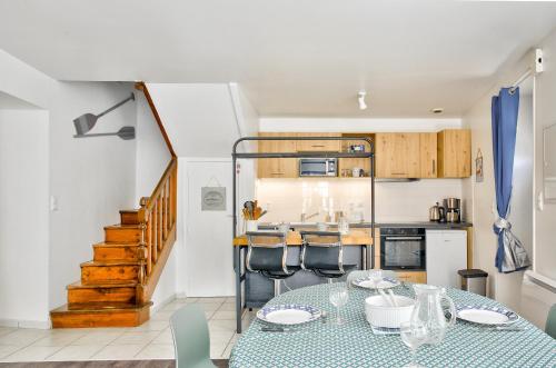 une salle à manger avec une table et une cuisine dans l'établissement Près du port du Guilvinec, maison de ville pour 5, au Guilvinec