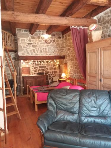 un salon avec un canapé et une table dans l'établissement BOUTIQUE BLEUE, à Craponne-sur-Arzon