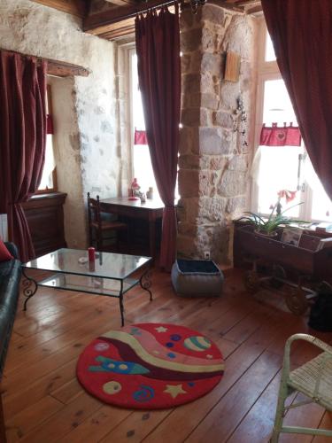 un salon avec un canapé et une table dans l'établissement BOUTIQUE BLEUE, à Craponne-sur-Arzon