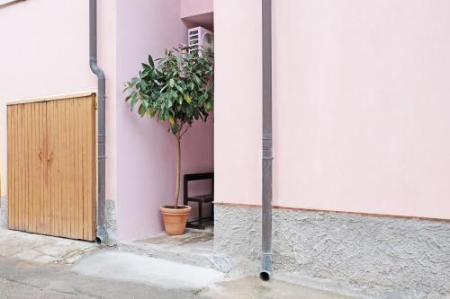 ヴェローナにあるCasa Caleidoの塀の横の鉢植え