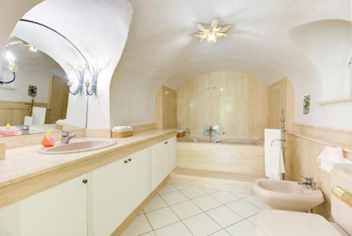 une salle de bain avec un lavabo et des toilettes dans l'établissement Mont Boron Exclusive Apartment in Villa Belle Époque, à Nice