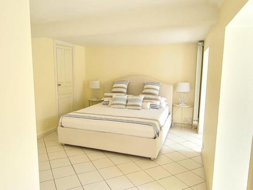 - une chambre blanche avec un lit et des oreillers dans l'établissement Mont Boron Exclusive Apartment in Villa Belle Époque, à Nice