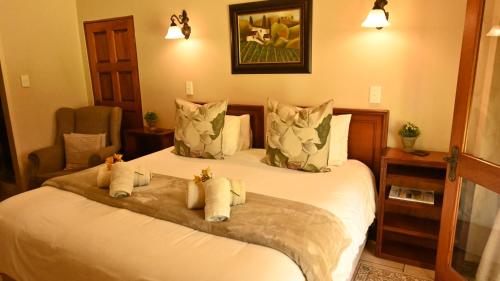 Un pat sau paturi într-o cameră la LUXURY EN-SUITE KING ROOM @ 4 STAR GUEST HOUSE