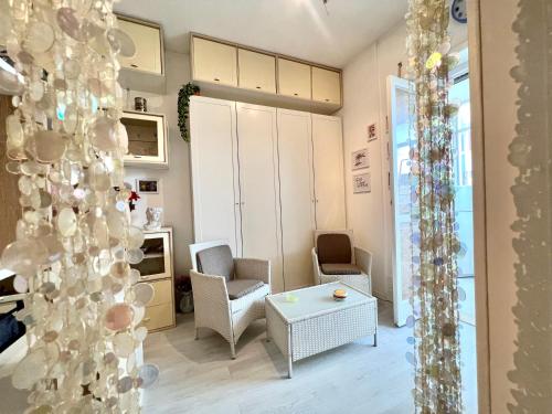 een woonkamer met een tafel en stoelen en een muur bij Il Sole e la Luna - Apartment in Montesilvano