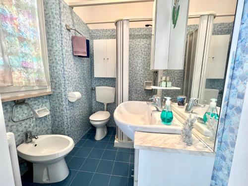 een badkamer met een wastafel en een toilet bij Il Sole e la Luna - Apartment in Montesilvano