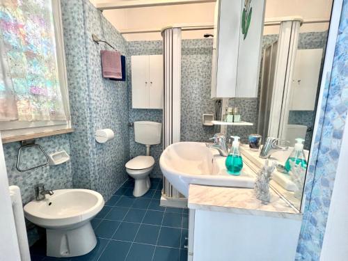 un baño con lavabo e inodoro en Il Sole e la Luna - Apartment, en Montesilvano