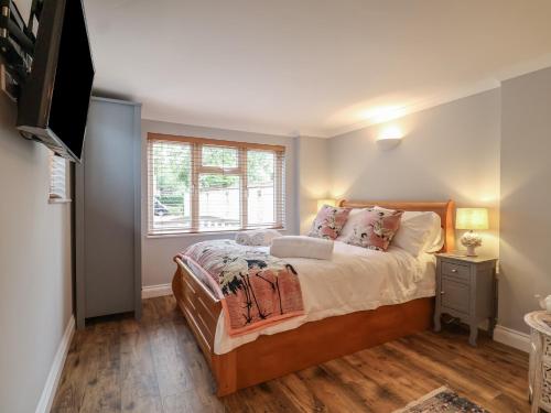 a bedroom with a bed and a window at Holly House Studio in Sudbury