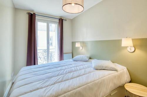 um quarto com uma cama grande e uma janela em [Gourjon 2] - T2 fonctionnel emplacement idéal Joliette em Marselha