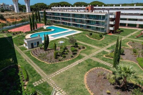um resort com piscina e um edifício em Residence Golf-Vilamoura! em Quarteira