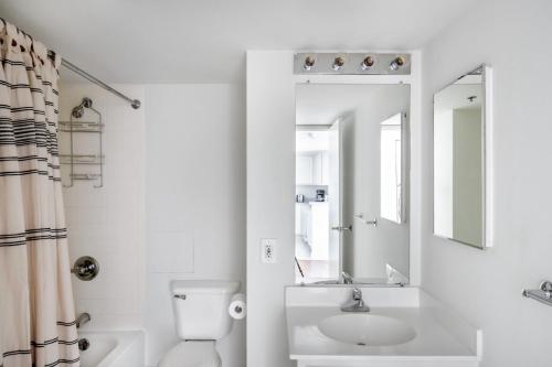 ワシントンにあるPenn Quarter Studio w Gym DM WD nr Metro WDC-577のトイレ、洗面台、鏡のあるバスルーム