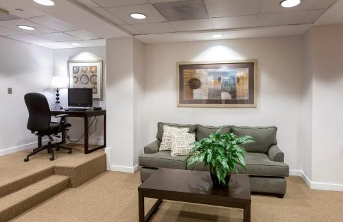 ワシントンにあるPenn Quarter Studio w Gym DM WD nr Metro WDC-577のリビングルーム(ソファ、デスク付)