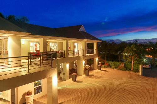 Une grande maison avec balcon est disponible la nuit. dans l'établissement Monte Vidéo Guesthouse, à Wellington