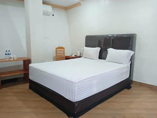 En eller flere senge i et værelse på PEKEN TEBU RESORT SEMBAHE