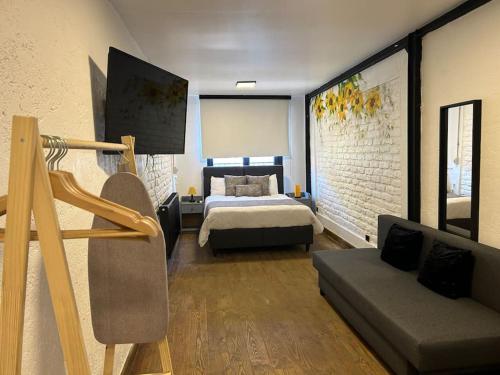 Casa Mirasol Terrace Golden Horn Istanbul في إسطنبول: غرفة نوم بسرير واريكة في غرفة