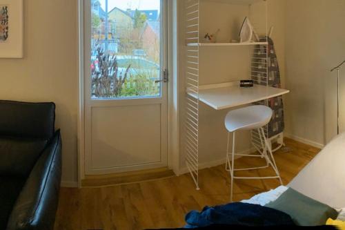a small room with a table and a window at Lugnt,centralt, parkering,altan. in Växjö