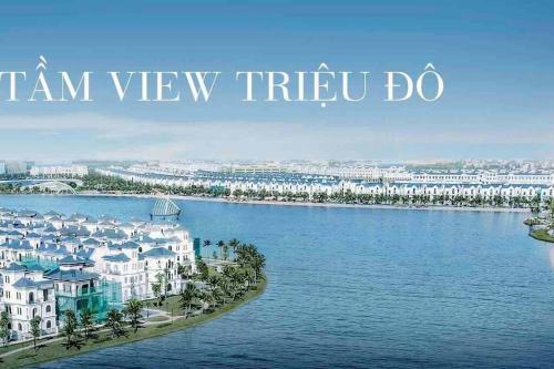 una vista de una gran masa de agua con edificios en Ocean View, 1BR & 1 extra bed Ocean Park Gia Lâm, en Hanói