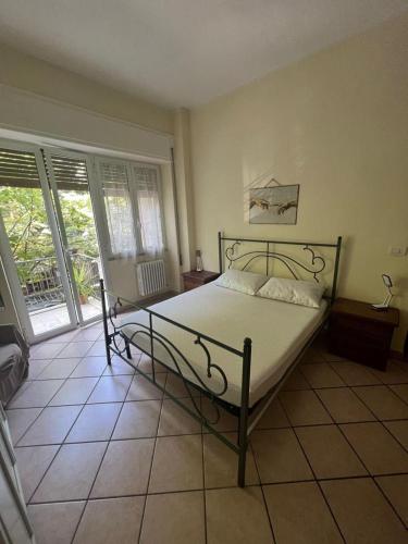 - une chambre avec un lit dans une pièce dotée de fenêtres dans l'établissement La Suite - Appartamento in pieno centro, à Cassino