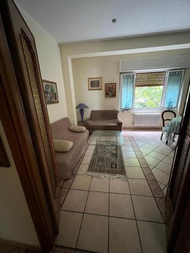 - un salon avec un canapé et une fenêtre dans l'établissement La Suite - Appartamento in pieno centro, à Cassino