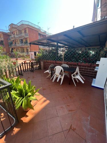 d'une terrasse avec 2 chaises, une table, une table et des chaises. dans l'établissement La Suite - Appartamento in pieno centro, à Cassino