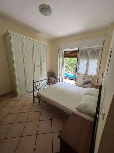 - une chambre avec un grand lit et une fenêtre dans l'établissement La Suite - Appartamento in pieno centro, à Cassino