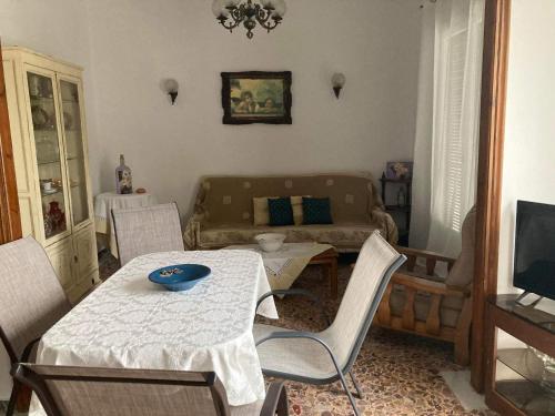 a living room with a table and chairs at TheTownSquareApartment in MalesÃ­na